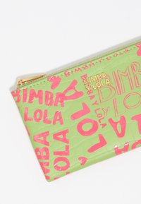 Zielona wypukła saszetka z różowym napisem, z napisem "BIMBA Y LOLA" w różnych czcionkach. Złoty zamek błyskawiczny i okucia podkreślają design.