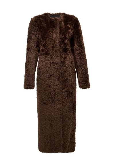 Bruine, lange jas gemaakt van pluizig materiaal. Heeft lange mouwen, een rechte snit en een minimalistisch ontwerp zonder zichtbare sluitingen.