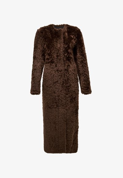 Bruine, lange jas gemaakt van pluizig materiaal. Heeft lange mouwen, een rechte snit en een minimalistisch ontwerp zonder zichtbare sluitingen.