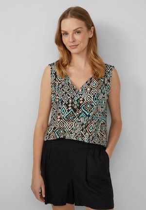 Top bez rękawów o czarnym tle z geometrycznym wzorem w odcieniach teal, kremowym i brązowym. Wykończenie w serek i luźny krój. Połączony z czarnymi szortami.