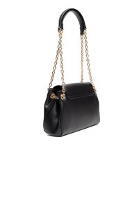 Czarna skórzana torebka o sztywnym kształcie, z złotym łańcuszkiem i gładką, teksturowaną powierzchnią. Złożona klapa na górze.
