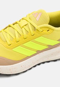 adidas Performance FALCON 5 - Laufschuh Trail - pure sulfur/lucid lemon/warm sandstone