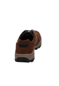 Braune Wildleder-Wanderschuhe mit einer strukturierten Oberfläche, grauer Gummisohle und schwarzen Akzenten, ausgestattet mit einem Schnürdesign und einem gepolsterten Kragen.