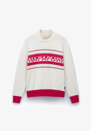 Suéter blanco con un cuello y dobladillo acanalados. Presenta una franja horizontal de color rosa y naranja con el texto "NAPAPIJRI" en blanco, sobre un fondo liso.