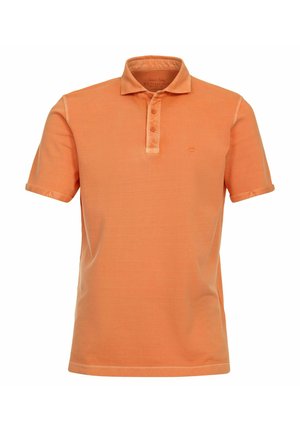 Oranges Kurzarm-Polohemd mit einer Dreiknopf-Leiste und einem dezenten Logo. Hergestellt aus glattem Stoff mit einer einfarbigen Textur.