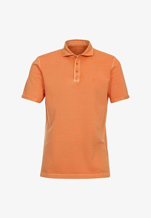 Oranges Kurzarm-Polohemd mit einer Dreiknopf-Leiste und einem dezenten Logo. Hergestellt aus glattem Stoff mit einer einfarbigen Textur.
