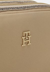 Tommy Hilfiger POPPY CAMERA BAG - Taška cez plece - beige