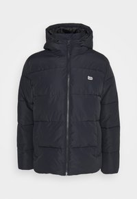 Doudoune noire avec capuche, fabriquée en matériau synthétique. Dotée d'une fermeture éclair sur le devant, de coutures horizontales et d'un petit logo sur la poitrine.