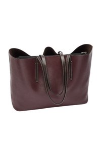 Bordowa torba typu tote wykonana ze skóry, z długimi, smukłymi uchwytami, gładką teksturą i kontrastującym przeszyciem. Otwarta góra z kieszenią na zamek.