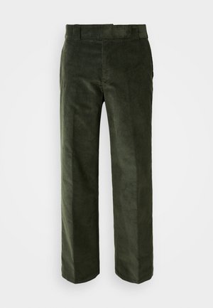Pantalones de pana verde oscuro con un diseño de pierna recta, que cuentan con una cinturilla plana y bolsillos laterales. Textura suave con costillas verticales.