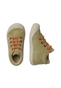 Zelené semišové boty s oranžovými tkaničkami, kulatou špičkou a bílými gumovými podrážkami. Texturovaný povrch s prošívanými detaily a zaobleným designem.
