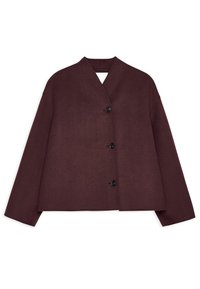 Kvinnlig maroon jacka med en kortad design, vida ärmar och en djup V-ringning. Har fyra svarta knappar framtill och en texturerad tyg.