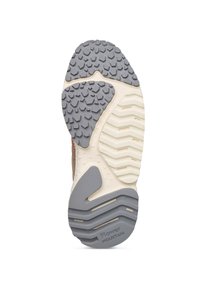 Suola di scarpe da trekking con battistrada grigio e beige, caratterizzata da motivi di presa esagonali e il marchio "Flower Mountain" vicino al tallone.