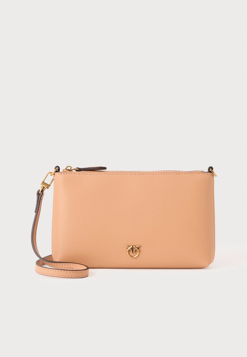 Persikinio dirbtinio odos per petį krepšys su aukso spalvos metalinėmis detalėmis ir reguliuojama juosta. Lygi tekstūra, stačiakampio formos, su užtrauktuku.