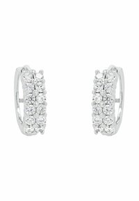 Pendientes de aro de plata con múltiples piedras redondas transparentes dispuestas en fila, con un acabado brillante y cierre sin costuras.