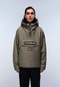 Olijfgroene pulloverjack met capuchon, voorzak en een patch met de Noorse vlag. Voorzien van een rits en een gladde textuur.