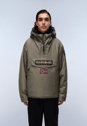 Olijfgroene pulloverjack met capuchon, voorzak en een patch met de Noorse vlag. Voorzien van een rits en een gladde textuur.