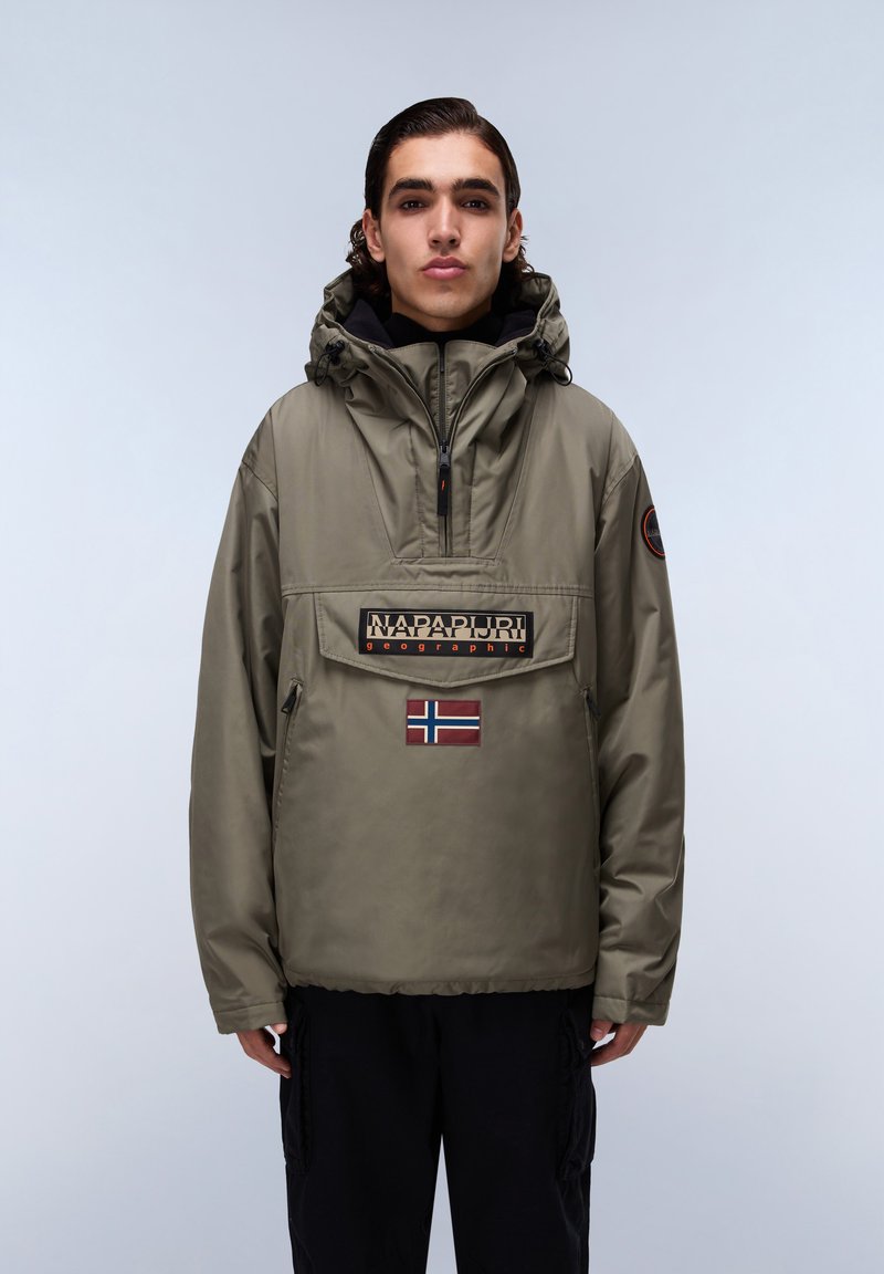 Olijfgroene pulloverjack met capuchon, voorzak en een patch met de Noorse vlag. Voorzien van een rits en een gladde textuur.
