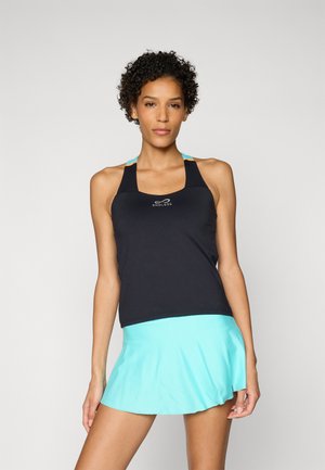 Zwarte sporttanktop met een logo, gecombineerd met een lichtblauwe rok. De tanktop heeft schouderbanden met teal accenten en een slim fit ontwerp.