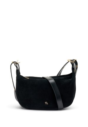 Sac à bandoulière en suède noir avec une bandoulière en cuir, accents en métal doré, texture douce et forme arrondie. Présente un petit logo.