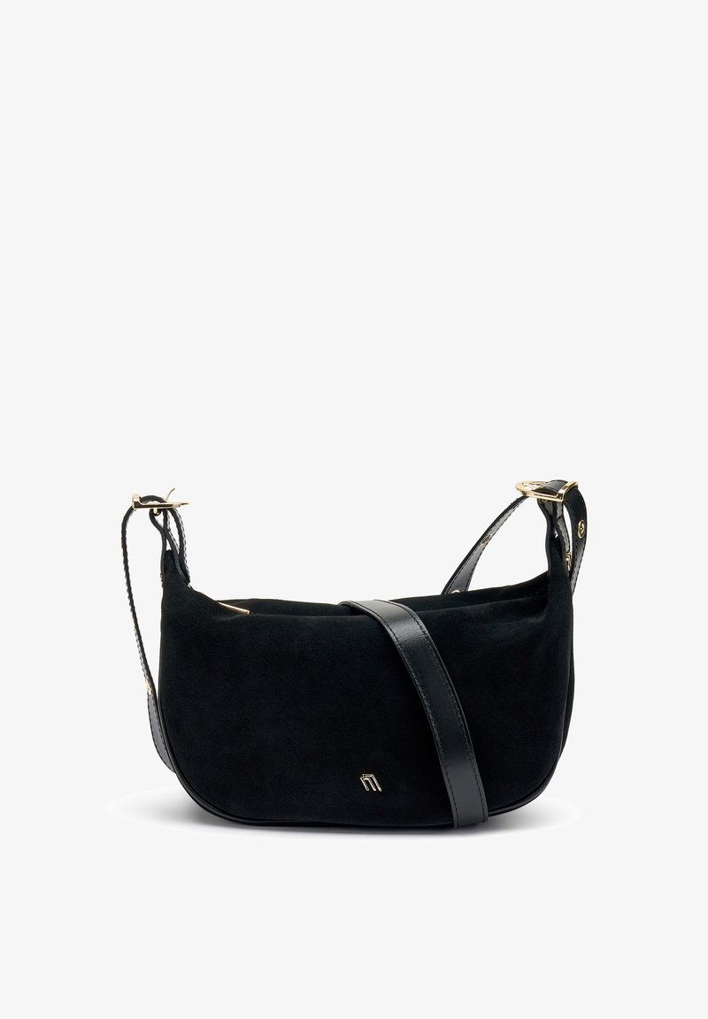 Zwarte suède crossbody tas met een leren schouderband, gouden hardware accenten, een zachte textuur en een ronde vorm. Bevat een klein logo detail.