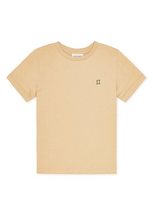 Lys beige bomull t-skjorte med korte ermer, rund hals, med en liten grønn "II" logo på venstre brystområde. Glatt tekstur.