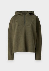 Oliivivärinen fleece-pullover hupulla, puoliväli-vetoketjulla, teksturoitua kangasta ja kontrastiväriset reunat helmassa ja hihoissa.