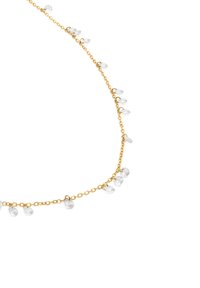 Collier en or avec des perles claires en forme de goutte d'eau espacées uniformément le long de la longueur, arborant un design délicat et une texture lisse.