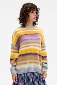Maglione a maglia multicolore con strisce orizzontali gialle, rosa, grigie e beige. Morbido al tatto, con collo rotondo e polsini a coste.
