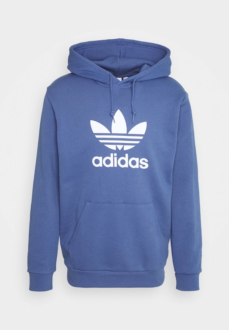 Modrá mikina s kapucí vyrobená z bavlněné směsové tkaniny, s bílým logem adidas a grafikou se třemi pruhy. Obsahuje přední kapsu a tkaničky na stažení.