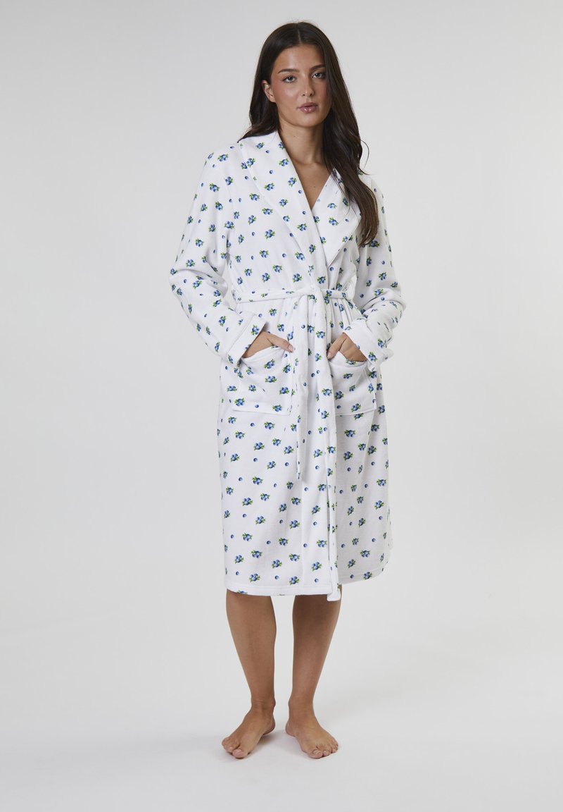 Hvid fleece-kåbe med blå blomstermønster, lange ærmer, sidelommer og et matchende bælte, knælængde, blød tekstur.