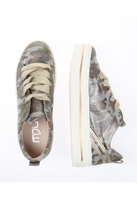 Baskets camouflage avec un éclat métallique, lacets beiges, et une semelle blanche ornée d'une bande d'accent dorée. Texture lisse et design à bout rond.