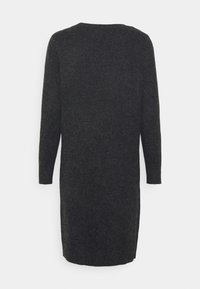Abito a maniche lunghe in morbida maglia di un grigio antracite scuro, con scollo rotondo e orlo leggermente curvato sul retro.
