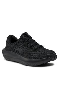 Schwarze Sportschuhe mit einem Obermaterial aus Mesh, runder Zehenpartie und strukturiertem Außensohle. Mit Schnürverschluss und einem markanten Logo an der Seite.