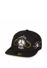 Gorra negra con bordado de un símbolo de paz, llamas y un ojo estilizado. Diseñada con un visor curvado y correa ajustable.