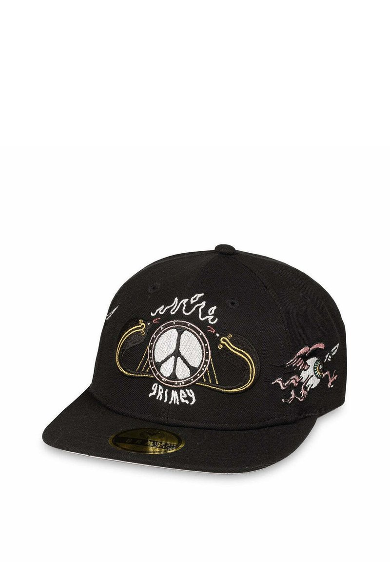 Gorra negra con bordado de un símbolo de paz, llamas y un ojo estilizado. Diseñada con un visor curvado y correa ajustable.