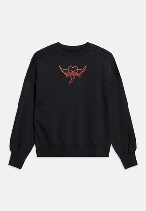 Černá mikina s kulatým výstřihem s červenou grafikou křídelnatého srdce a blesku s nápisem "Zadig & Voltaire" uprostřed hrudi.