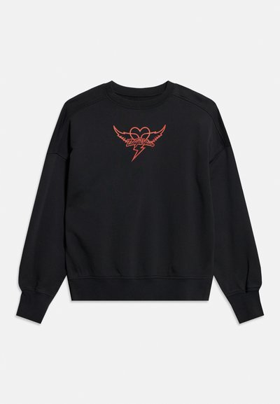 Μαύρο φούτερ με στρογγυλή λαιμόκοψη, με κόκκινο σχέδιο καρδιάς με φτερά και αστραπή, με το κείμενο «Zadig & Voltaire» στο κέντρο του στήθους.