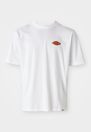 Camiseta de algodão branca com mangas curtas, apresentando um pequeno logotipo laranja e preto "Dickies" na área do peito esquerdo.