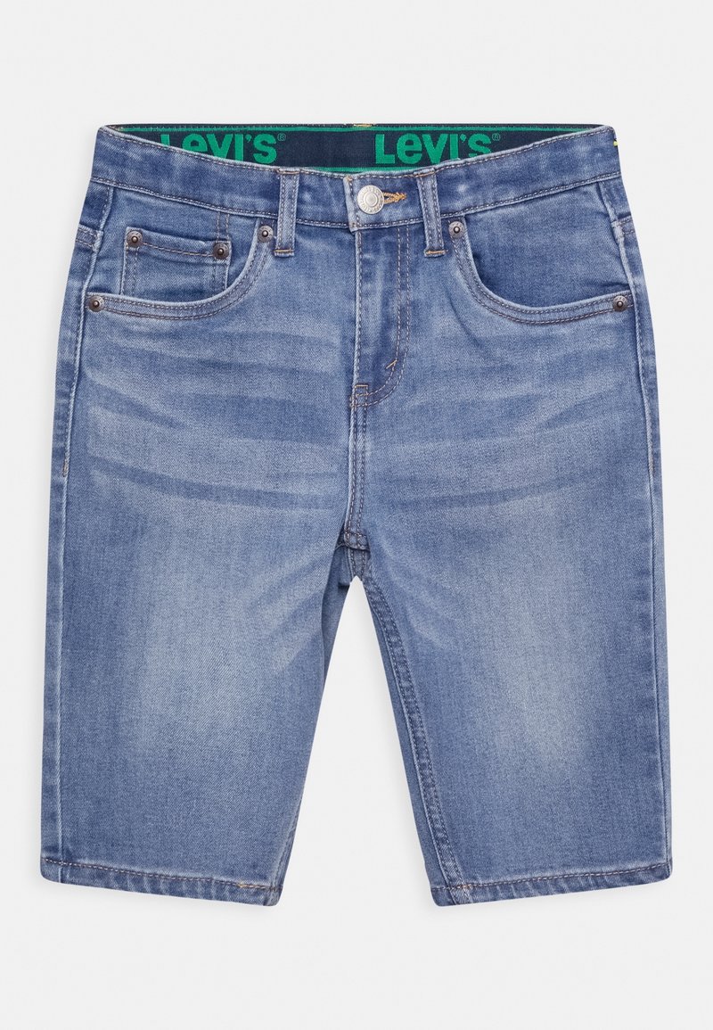 Shorts de mezclilla en azul claro con un lavado desteñido. Presentan cinco bolsillos, herrajes en plata y una cinturilla con el logo verde de Levi's.