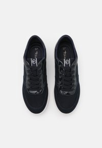 Laivastonsiniset mokkanahkastengät kiiltävillä mustilla patenttikoristeilla, tasaiset mustat nauhat ja valkoinen kumipohja. Koko 37 painettuna sisäpuolelle.