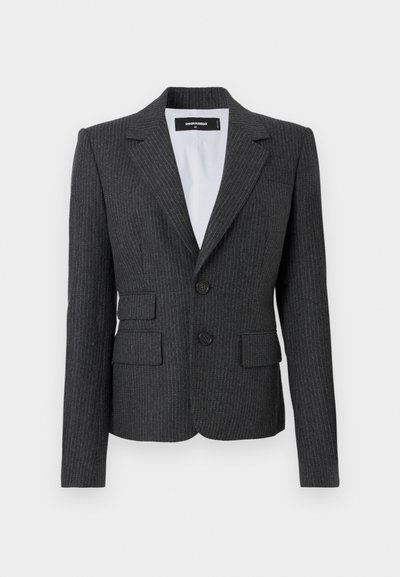 Antracitno siva blazer sa prugicama, s oštrim reverima, dva prednja džepa i dvostrukim kopčanjem. Tekstura tkanine sa prilagođenim krojem.