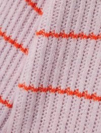 Svetlofialová pletená látka s vertikálnym ribbingom, s oranžovými horizontálnymi pruhmi. Textúra vyzerá mäkko a mierne chmýřavo.