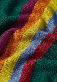 Strickstoff mit auffälligen, mehrfarbigen Streifen in Grün, Lila, Orange, Gelb, Blau und Rot, mit einer weichen, strukturierten Oberfläche.