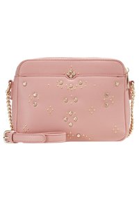 Borsa a tracolla in faux leather rosa con borchie e dettagli dorati. Presenta una chiusura con zip e una tracolla a catena removibile. Forma rettangolare.