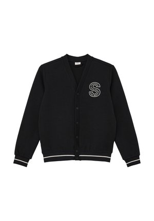 Cardigan nero con scollo a V e chiusura con bottoni. Presenta dettagli a righe bianche su polsini e orlo, e una toppa con logo sul petto a sinistra.