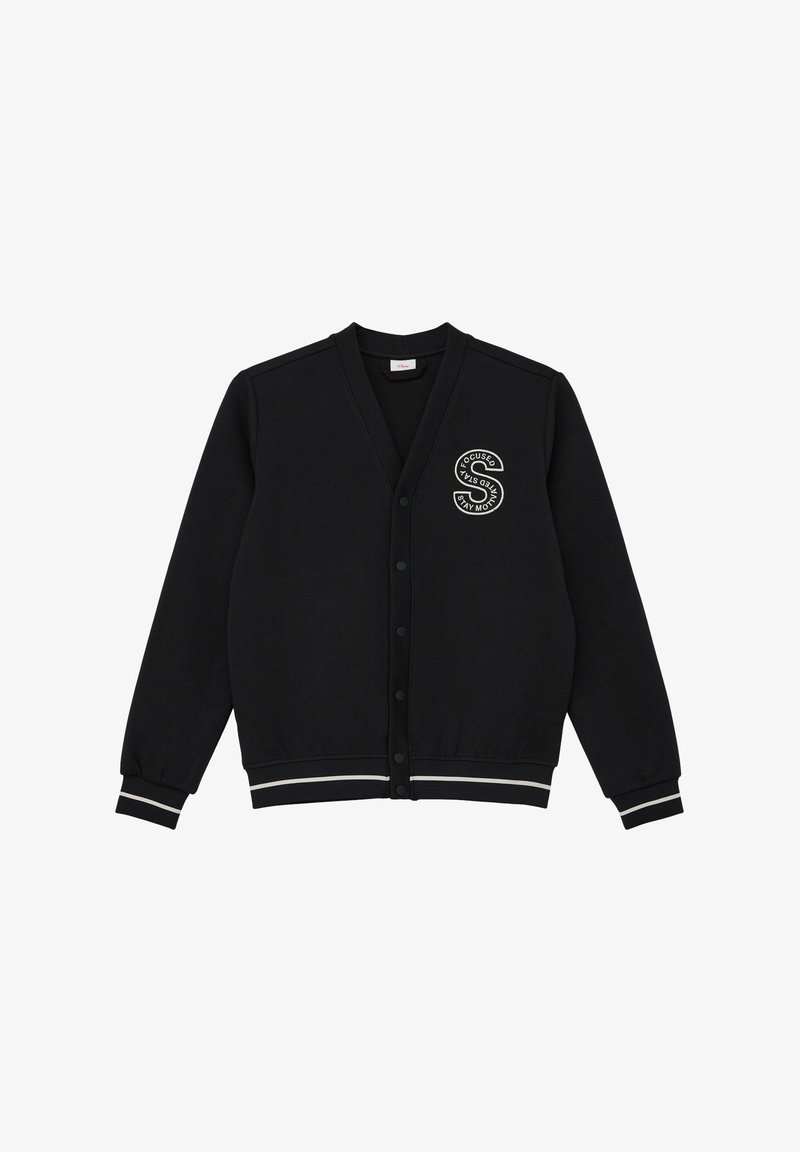 Gilet cardigan noir à col en V avec fermeture à boutons. Présente des accents à rayures blanches sur les poignets et l'ourlet, ainsi qu'un patch logo sur le côté gauche de la poitrine.