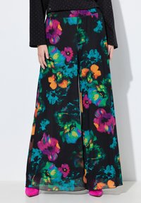 Dlouhá květinová sukně s černým pozadím, zdobená výraznými zelenými, růžovými a oranžovými květy. Vyrobena z lehké látky s elastickým pasem.