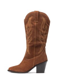 Botas de vaquero de ante marrón con punta afilada, que presentan costuras amarillas en patrones de llamas y un tacón negro apilado.