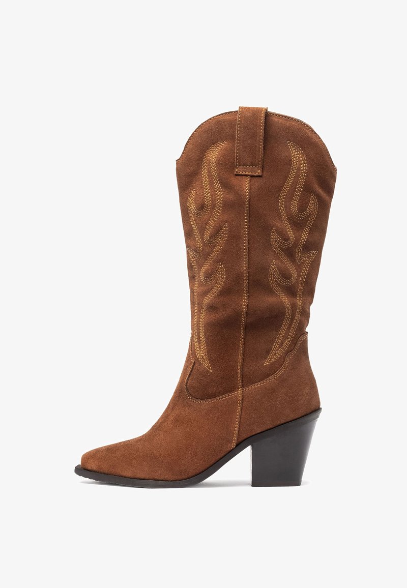 Stivale da cowboy in suede marrone con punta affilata, caratterizzato da cuciture gialle a motivo fiamma e un tacco nero impilato.